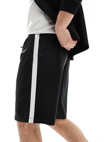 Pantaloncini sportivi in jersey neri con riga laterale bianca a contrasto - ASOS - Modalova