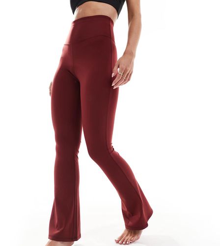 Petite - Icon - Leggings a zampa slim morbidi al tatto bordeaux - ASOS - Modalova