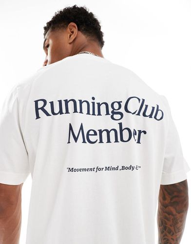 T-shirt bianco sporco con stampa "Running Club" sul retro - ASOS - Modalova