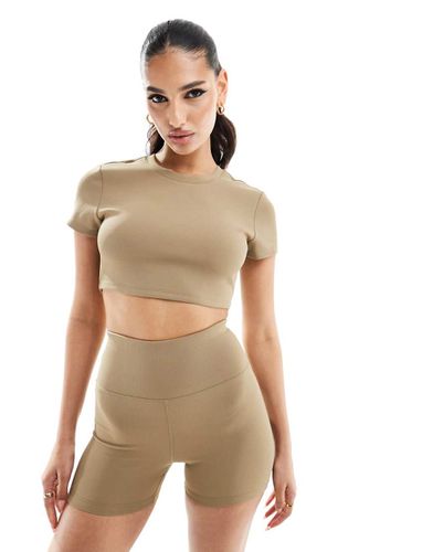 T-shirt da allenamento molto corta beige a coste - ASOS - Modalova