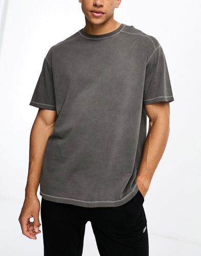 T-shirt sportiva oversize in tessuto quick dry e tintura a pigmenti grigio slavato - ASOS - Modalova