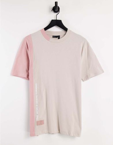 ASOS Unrvlld Spply - T-shirt comoda con pannelli cut and sew ed etichetta con logo - ASOS DESIGN - Modalova