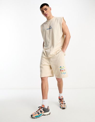 ASOS Daysocial - Pantaloncini comodi beige con logo in rilievo colorato in coordinato - ASOS DESIGN - Modalova
