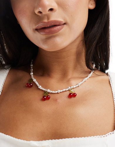 Collana con perle sintetiche d'acqua dolce e tre ciondoli a forma di ciliegie - ASOS DESIGN - Modalova