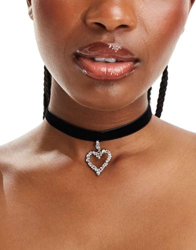 Collarino con ciondolo a forma di cuore con strass - ASOS DESIGN - Modalova