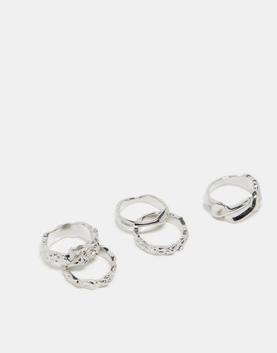 Confezione da 5 anelli con design misti effetto metallo fuso argentati - ASOS DESIGN - Modalova
