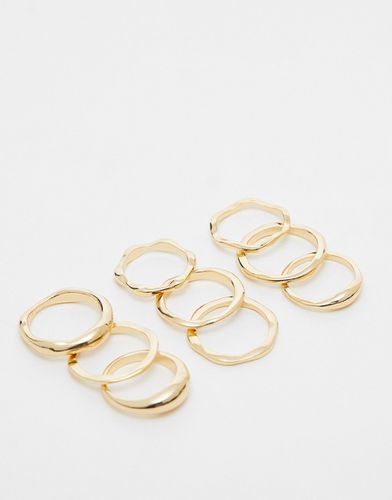 Confezione da 9 anelli con design misti effetto metallo fuso dorati - ASOS DESIGN - Modalova