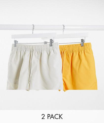 Confezione da 2 pantaloncini da bagno corti beige e gialli - ASOS DESIGN - Modalova