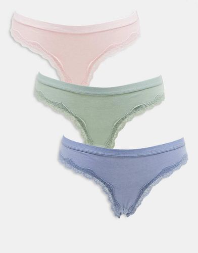 Confezione da 3 paia di slip brasiliana in cotone e pizzo salvia, rosa tenue e blu polvere - ASOS DESIGN - Modalova