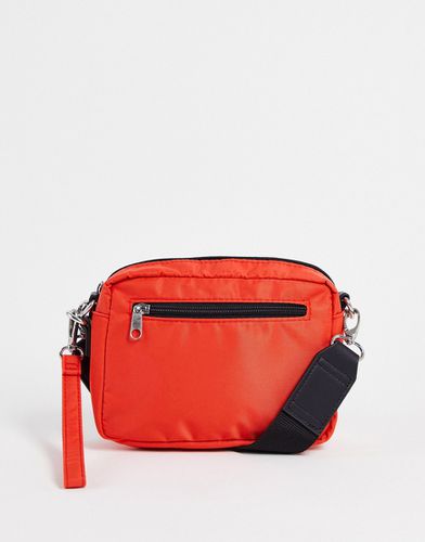 Camera bag in nylon rossa con cinturino da polso - ASOS DESIGN - Modalova