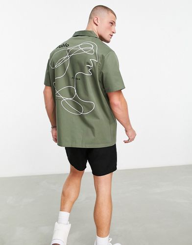 Camicia comoda con rever in tela con stampa Picasso sul retro - ASOS DESIGN - Modalova