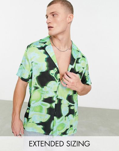 Camicia comoda in raso con stampa di orchidee verdi e rever pronunciato - ASOS DESIGN - Modalova