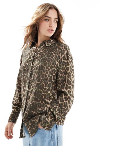 Camicia effetto lino vestibilità comoda con stampa leopardata - ASOS DESIGN - Modalova