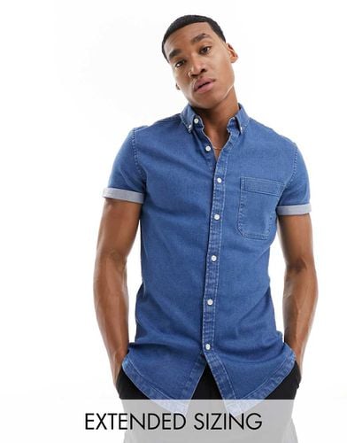 Camicia in denim slim fit lavaggio medio con maniche arrotolate e colletto button-down - ASOS DESIGN - Modalova