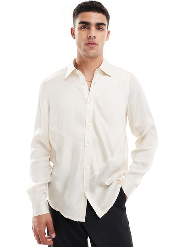 Camicia in raso stropicciato bianco sporco con cut and sew - ASOS DESIGN - Modalova