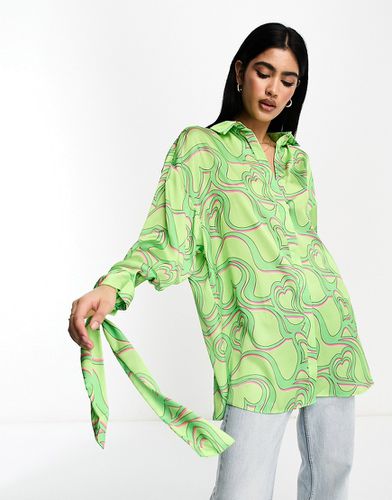 Camicia oversize in raso verde con stampa di cuori e polsini allacciati - ASOS DESIGN - Modalova