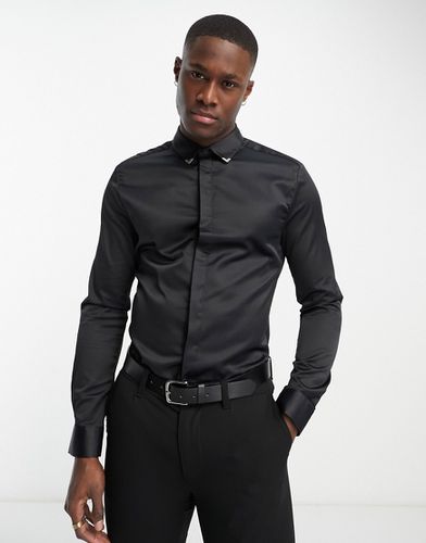 Camicia skinny in raso nera con colletto con punte in metallo - ASOS DESIGN - Modalova
