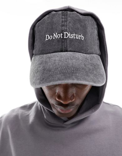 Cappellino con visiera in cotone slavato con scritta "Do Not Disturb" ricamata - ASOS DESIGN - Modalova