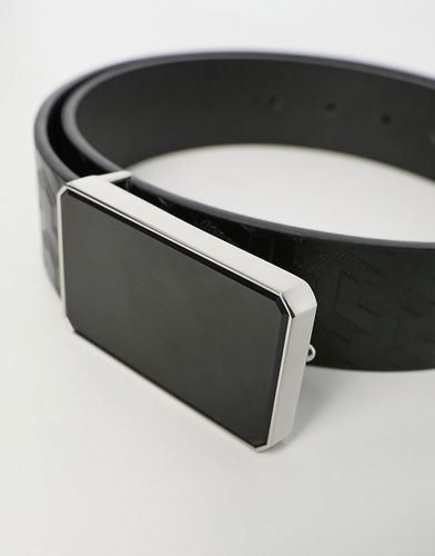 Cintura in pelle sintetica nera con fibbia smaltata e motivo in rilievo - ASOS DESIGN - Modalova