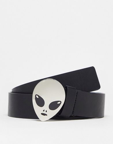Cintura nera con borchie e fibbia a forma di alieno - ASOS DESIGN - Modalova