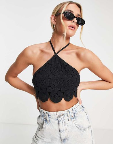 Crop top all'uncinetto allacciato al collo - ASOS DESIGN - Modalova