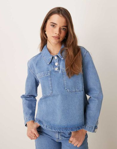 Crop top in denim medio con scollo serafino - ASOS DESIGN - Modalova