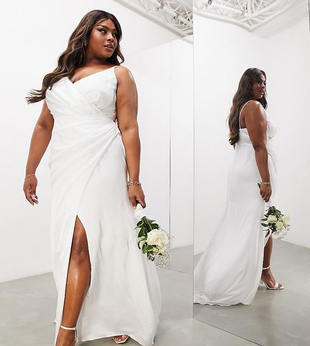 ASOS DESIGN Curve - Constance - Vestito da sposa a portafoglio in raso color avorio con spalline sottili e strascico - ASOS Curve - Modalova