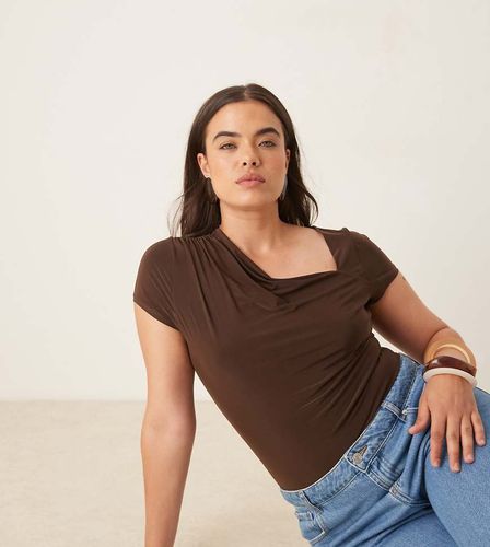 ASOS DESIGN Curve - Body près du corps drapé à manches courtes et encolure asymétrique - Chocolat - Asos Curve - Modalova