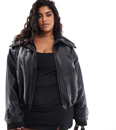 ASOS DESIGN Curve - Giacca oversize in pelle sintetica nera con scollo a imbuto - ASOS Curve - Modalova