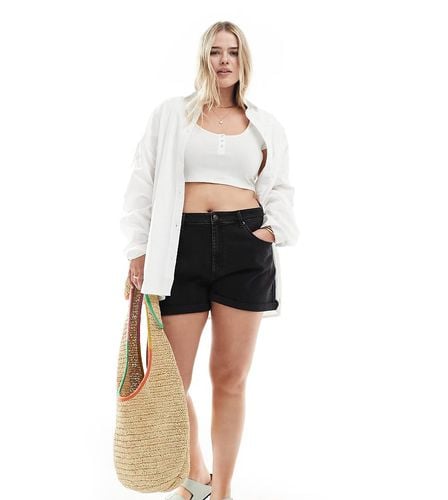 ASOS DESIGN Curve - Mom shorts comodi in denim slavato - ASOS Curve - Modalova