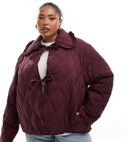 ASOS DESIGN Curve - Piumino trapuntato con colletto con volant e allacciato sul davanti bordeaux - ASOS Curve - Modalova