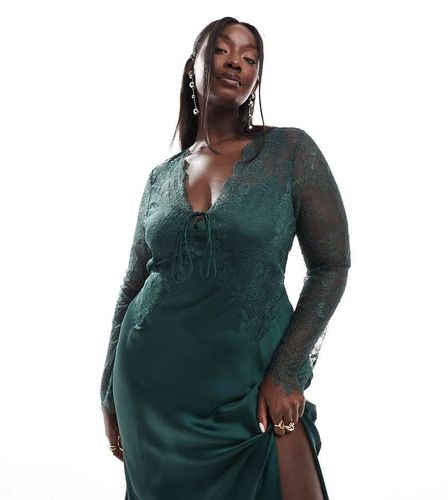 ASOS DESIGN Curve - Robe longue coupée en biais en satin et dentelle avec laçage à l'avant et découpe au dos - profond - Asos Curve - Modalova