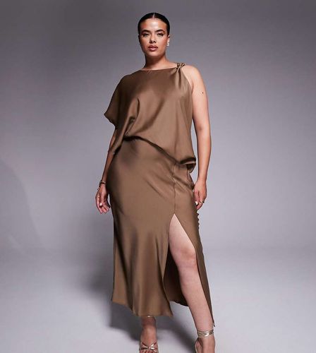 ASOS DESIGN Curve - Robe mi-longue en satin avec buste drapé et détail métallique - Chocolat - Asos Curve - Modalova