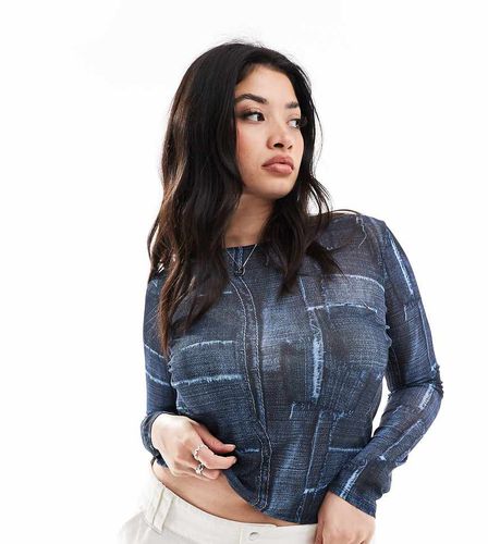 ASOS DESIGN Curve - T-shirt mini a maniche lunghe in rete blu denim con grafica patchwork - ASOS Curve - Modalova