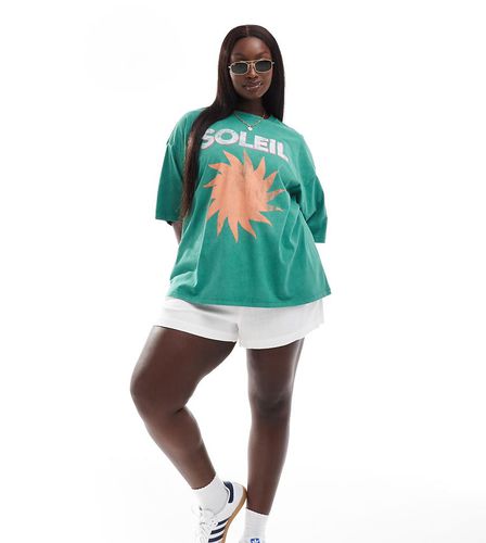 ASOS DESIGN Curve - T-shirt oversize con scritta "Soleil" slavato - ASOS Curve - Modalova