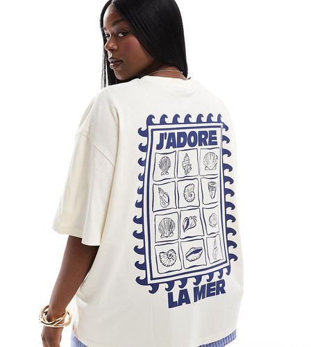 ASOS DESIGN Curve - T-shirt oversize color crema con stampa grafica "La Mer" con conchiglie - ASOS Curve - Modalova