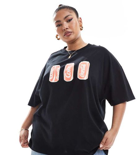 ASOS DESIGN Curve - T-shirt pesante oversize nera con stampa di Coca-Cola su licenza - ASOS Curve - Modalova