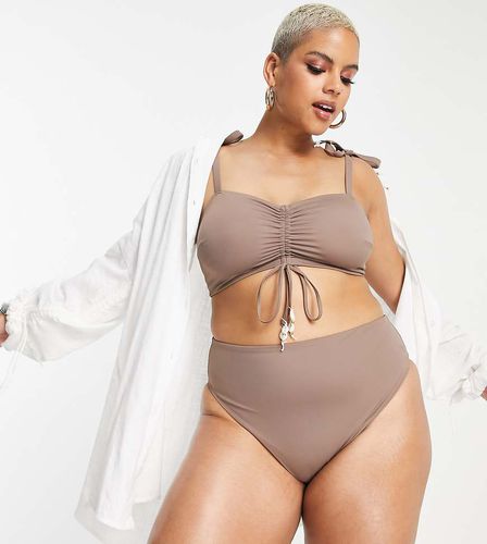 ASOS DESIGN Curve - Top bikini arricciato con laccetti e dettaglio con conchiglie - ASOS Curve - Modalova