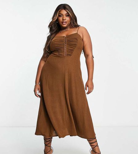 ASOS DESIGN Curve - Vestito da giorno midi a fascette testurizzato cioccolato con gancetti - ASOS Curve - Modalova