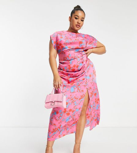 ASOS DESIGN Curve - Vestito lungo in raso rosa con stampa a fiori con maniche ad aletta e lato arricciato - ASOS Curve - Modalova