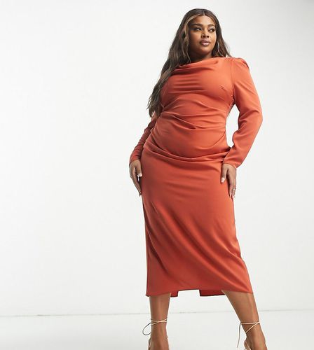 ASOS DESIGN Curve - Vestito midi sinuoso color ruggine drappeggiato sulle spalle - ASOS Curve - Modalova