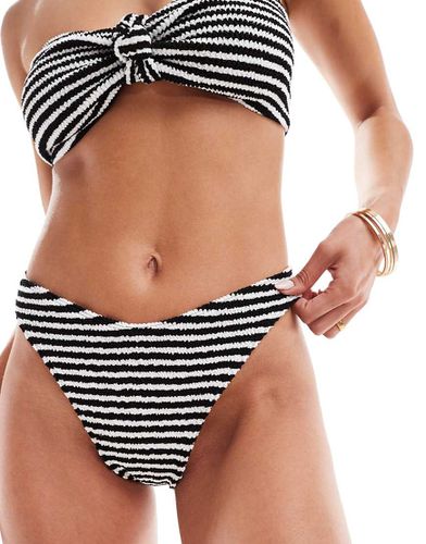 Amy - Slip bikini hipster sgambati increspati a righe bianche e nere - ASOS DESIGN - Modalova