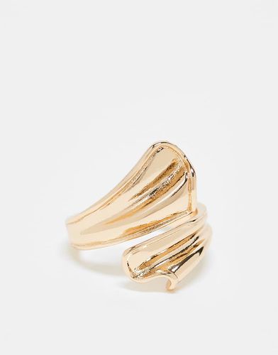 Anello dorato con design avvolgente a ventaglio - ASOS DESIGN - Modalova