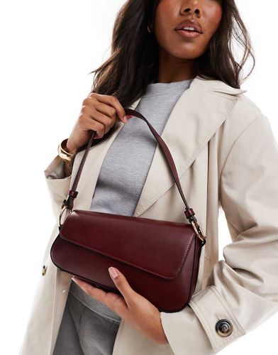 Borsa da spalla asimmetrica bordeaux con patta sul davanti - ASOS DESIGN - Modalova