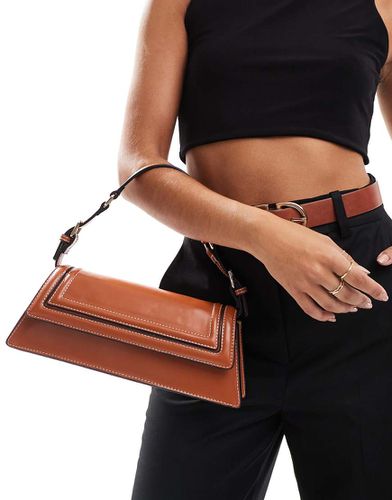 Borsa da spalla strutturata di forma allungata color cuoio con cuciture a contrasto - ASOS DESIGN - Modalova