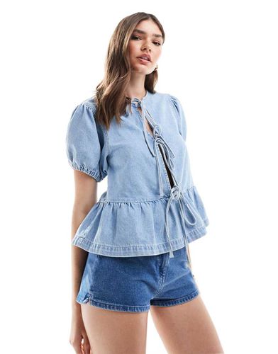 Blusa in denim candeggiato con maniche a sbuffo e lacci sul davanti - ASOS DESIGN - Modalova