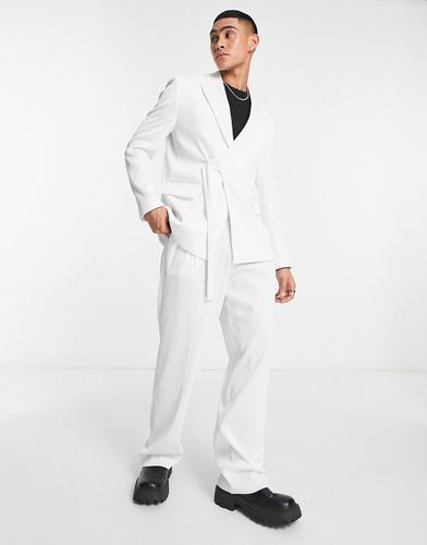Giacca da abito slim plissé bianca con cintura - ASOS DESIGN - Modalova