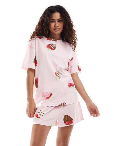 Ensemble de pyjama t-shirt oversize et short avec imprimé fraises au chocolat - Asos Design - Modalova