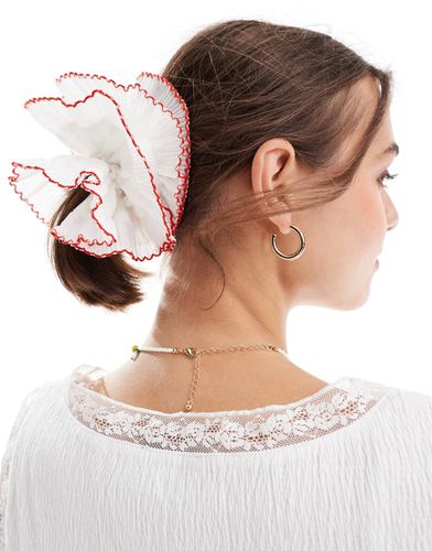 Elastico per capelli bianco con dettagli plissé e bordi rossi - ASOS DESIGN - Modalova