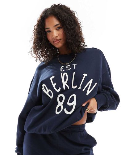 Felpa con grafica "Berlin" applicata in coordinato - ASOS DESIGN - Modalova